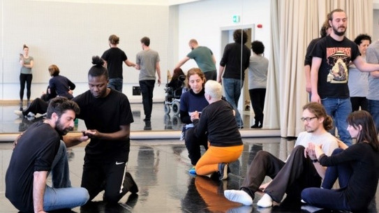  Gruppenbild von Workshop-Teilnehmern bei einer Übung 