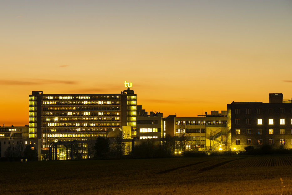 Panorama des Campus Nord bei Dämmerung