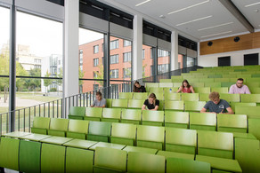 Studierende im Hörsaal Studierende sitzen in einem Hörsaal.